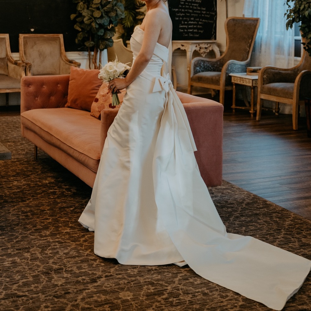 Carolina Herrera Wedding Dress - Picture 10 of 11